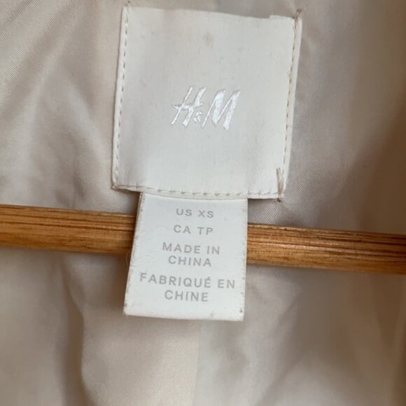 H&M teddy white coat. Size XS but can be worn by M too. - Picture 2 of 6
